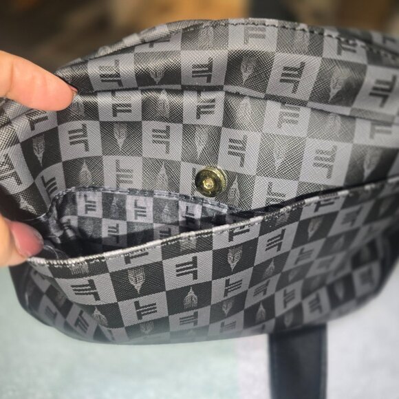 London Fog Camera Crossbody Bag - Picture 3 of 8